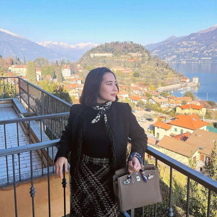 <p>Kita doakan, semoga Prilly sehat, happy, dan harapan dalam hati saat melempar koin di Trevi Fountain bisa terkabul, ya. (Foto: Instagram @prillylatuconsina96)</p>