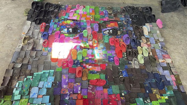 FOTO: Seniman Nigeria Ubah Sampah Plastik Jadi Lukisan Potret