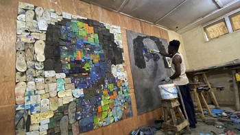 FOTO: Seniman Nigeria Ubah Sampah Plastik Jadi Lukisan Potret