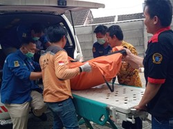Tukang Bangunan Tewas Tersengat Lisrik saat Pasang Rangka Atap di Mojokerto