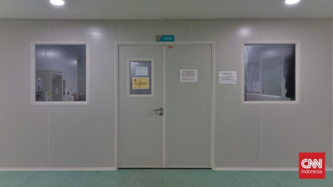 IGD Wisma Atlet yang dulu dipadati oleh pasien Covid-19 kini hanya menyisakan alat-alat kesehatan dan kursi-kursi kosong di dalamnya.