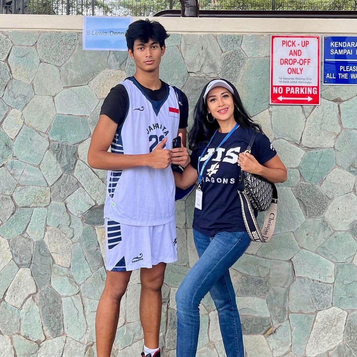 <p>Putra bungsu Diah Permatasari dan Anton Wahyu Jatmiko itu berbakat di bidang olahraga. Ia telah menjadi atlet basket, Bunda. (Foto: Instagram @dps_diahpermatasari)</p>