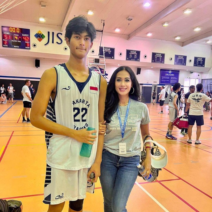 <p>Rutin bermain basket, Marco tumbuh besar dan sangat tinggi. Tak sedikit netizen yang salfok dengan tinggi Marco di potret yang diunggah. <em>"Wih bun, anaknya makin hari makin tinggi bangeet," tulis akun @bimaj****</em> (Foto: Instagram @dps_diahpermatasari)</p>