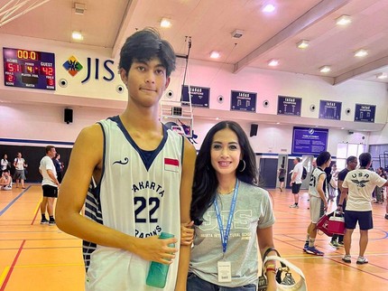 7 Potret Diah Permatasari dan Putranya yang Jadi Atlet Basket, Tingginya Bikin Salfok
