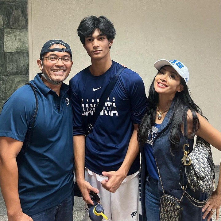 <p> Baru-baru ini, keluarga mereka menyaksikan Marco saat bertanding di turnamen Manila, Filipina. (Foto: Instagram @dps_diahpermatasari)</p>