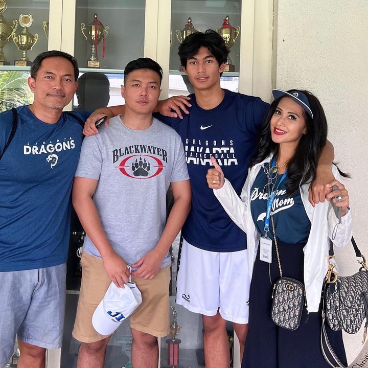 <p>Aktris Diah Permatasari dikaruniai dua putra tampan yang telah beranjak dewasa. Mereka adalah Marciano Nicholas Reynard dan Marcello Renara Djatmiko. (Foto: Instagram @dps_diahpermatasari)</p>