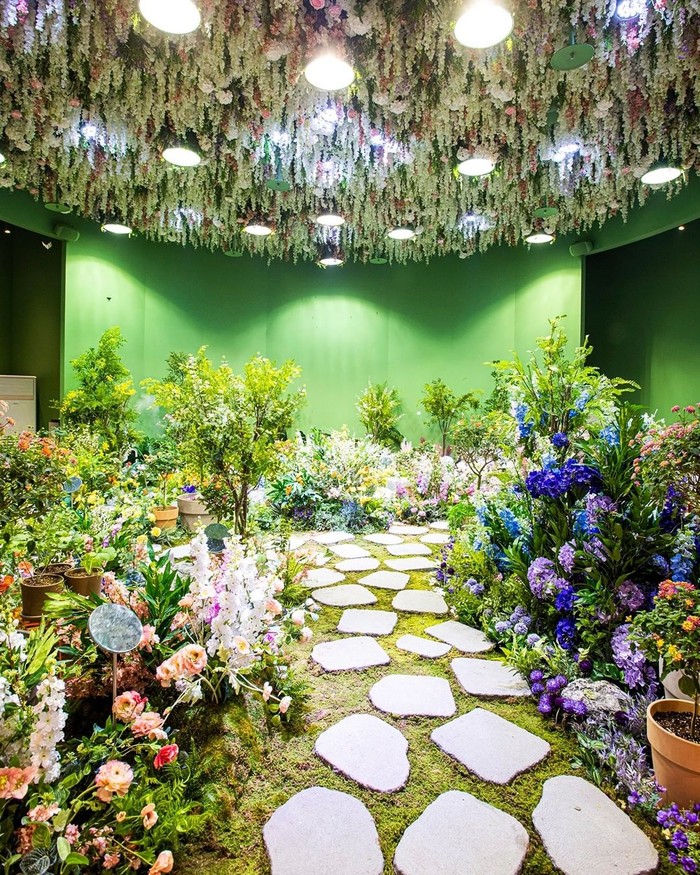 Bagian dalam Everland tak kalah menarik dengan bagian luar, Beauties. Di bagian dalam terdapat taman bunga bewarna-warni yang dijamin akan meningkatkan suasana hati dengan pesona keindahannya. (Foto: instagram.com/witheverland)