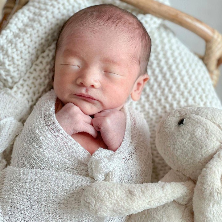 <p>Bayi mungil yang diberi nama Na Eun Ho itu telah berhasil mencuri hati Netizen sejak pandangan pertama, lho. "Gemes uri eun ho-ya!" tulis akun aku********** di kolom komentar. (Sumber: Instagram @juliaprt7)</p>