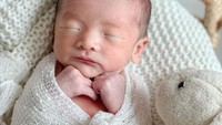 <p>Bayi mungil yang diberi nama Na Eun Ho itu telah berhasil mencuri hati Netizen sejak pandangan pertama, lho. "Gemes uri eun ho-ya!" tulis akun aku********** di kolom komentar. (Sumber: Instagram @juliaprt7)</p>