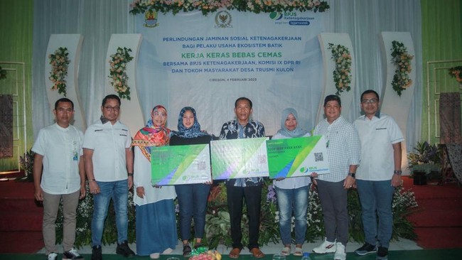 BPJS Ketenagakerjaan Gelar Sosialisasi pada Perajin Batik di Cirebon Sosialisasi terkait risiko kecelakaan kerja dan kematian itu dilakukan terhadap ratusan pekerja ekosistem batik di Desa Trusmi Kulon, Cirebon, Sabtu (4/2).