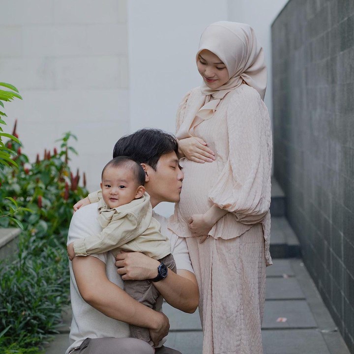 <p>Dengan potretnya yang mencium perut Julia dan menggendong Baby Junho, Daehoon mengunggah keharmonisan keluarganya dengan caption, "Masya Allah my little family." (Sumber: Instagram @daehoon_na)</p>