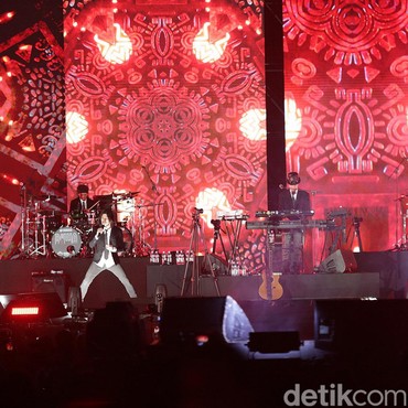 Tyo Nugros Jadi Sorotan Baladewa di Konser Dewa 19