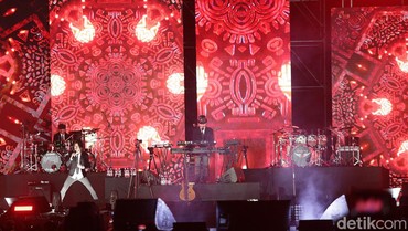 img-title Tyo Nugros Jadi Sorotan Baladewa di Konser Dewa 19