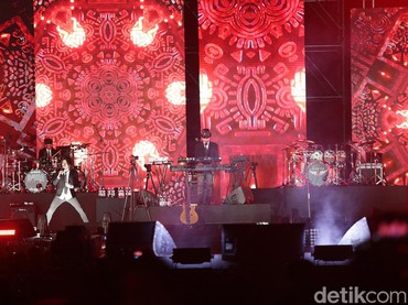 img-title Tyo Nugros Jadi Sorotan Baladewa di Konser Dewa 19