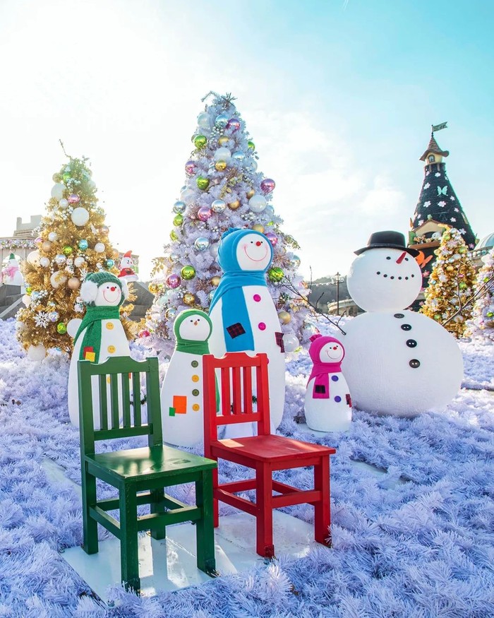 Di setiap sudut taman hiburan juga terdapat manusia salju dan pohon natal dalam rangka merayakan natal sebelumnya dengan berbagai jenis ukuran dan hiasan cantik yang cocok untuk mengabadikan momen liburan. (Foto: instagram.com/witheverland)