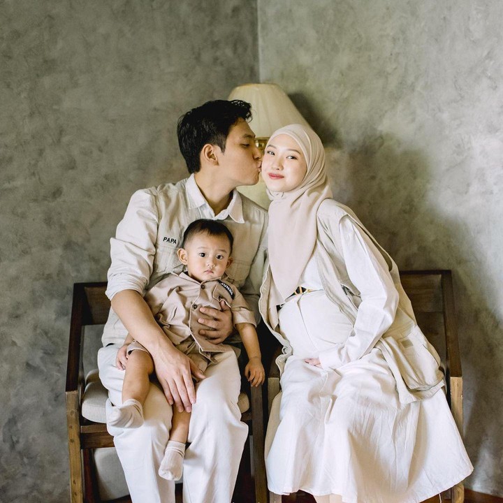 <p>Di ulang tahun Baby Junho, perut Julia yang semakin membesar juga mencuri perhatian Netizen. Seperti akun 24*** yang berkomentar "Yeyyy juno dah gede bentar lagi bisa nyetirin mama sama dede ya??" (Sumber: Instagram @daehoon_na)</p>