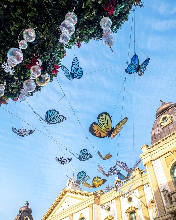 Dunia magis siap menyambut kehadiran Beauties di Everland. Atmosfer bak negeri dongeng semakin terasa dengan adanya hiasan kupu-kupu bewarna-warni dan gelembung balon yang menghiasi keindahan langit biru. (Foto: instagram.com/witheverland)
