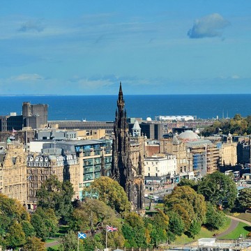 img-title Dikenal Jadi Tempat Lahirnya Cerita Harry Potter, Ini 5 Hal yang Wajib Dilakukan Saat Berlibur ke Edinburgh!