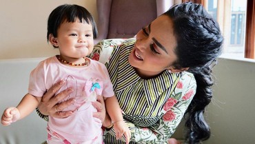 img-title Komentar Aurel Usai Ameena Jalani Tradisi Pukul Lele Bersama KD dan Raul Lemos