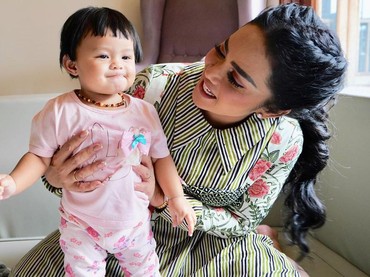 img-title Komentar Aurel Usai Ameena Jalani Tradisi Pukul Lele Bersama KD dan Raul Lemos