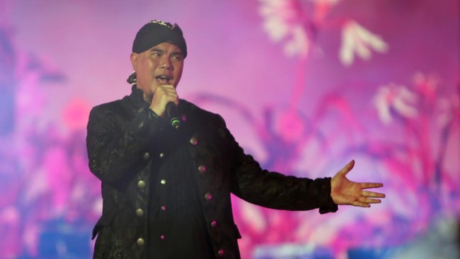 Pemenuhan Janji Dewa 19 dan Kepayahan Konser Skala Stadion Dewa 19 memang menampilkan pertunjukan terbaik tadi malam di JIS, tapi sebuah pertunjukan musik tak bisa ditilik dari aksi bandnya semata.