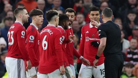 Kronologi Cekikan Casemiro Berbuah Kartu Merah Saat MU Menang Tipis