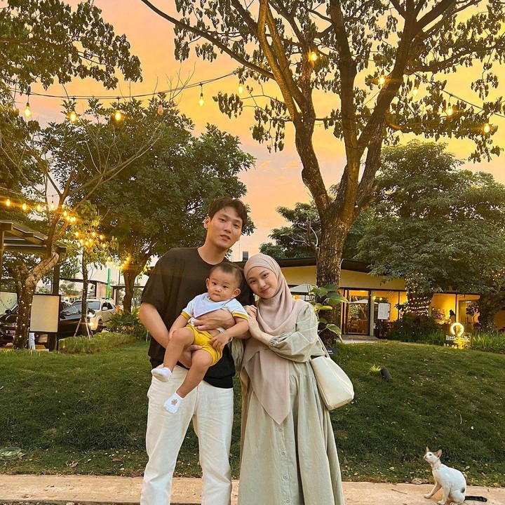 <p>"MasyaAllah, ga kerasa InsyaAllah bulan depan udah ber-4," Tulis Julia membagikan potret keluarganya di awal tahun. (Sumber: Instagram @juliaprt7)</p>
