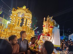 Rayakan Thaipusam, Warga Tamil Tarik Kereta Kencana Berusia 132 Tahun