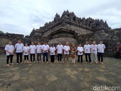 Momen Sandiaga-Delegasi ATF Naik Candi Borobudur Pakai Sandal Upanat