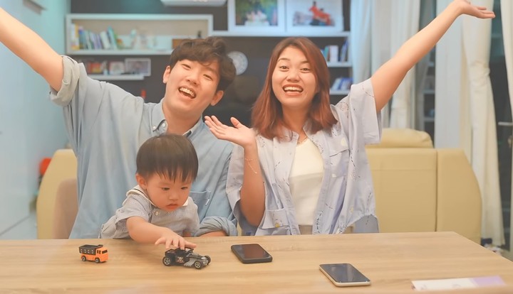 Youtuber Tara Erin dan Jeong Sang Won yang akrab disapa Woni kini tengah menantikan kelahiran anak kedua mereka. Intip potret mereka di sini yuk, Bunda!
