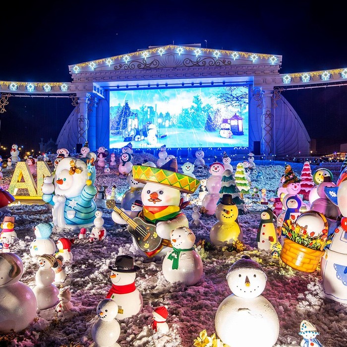 Puncak keindahan Everland di musim dingin adalah ketika malam tiba. Di pusat luar ruangan akan diputar musik video idol grup K-Pop hingga film pendek dalam layar lebar sesekali diikuti oleh pertunjukkan kembang api. (Foto: instagram.com/witheverland)