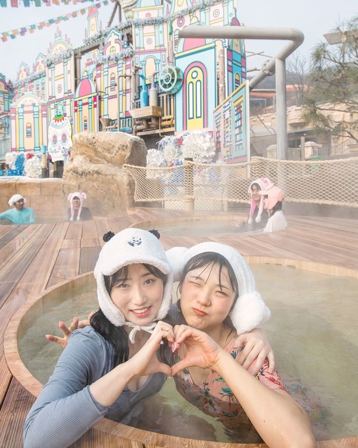 Sauna di luar ruangan yang dikelilingi oleh bangunan bewarna-warni menawarkan sensasi tersendiri untuk Beauties menghangatkan diri bersama patner liburan di tengah udara yang dingin. (Foto: instagram.com/witheverland)