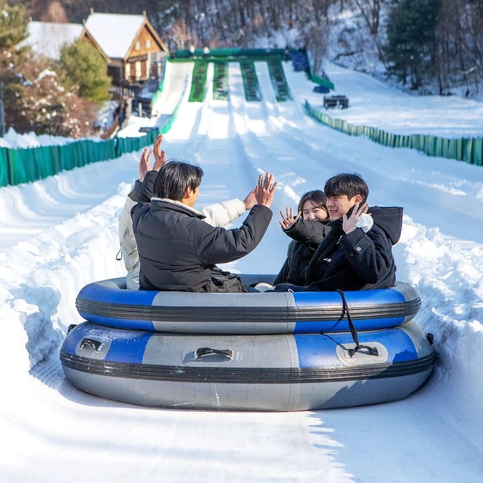 Selain itu, Beauties juga bisa mencoba berbagai wahana permainan di Everland yang semakin seru untuk dicoba di musim dingin. Aktivitas yang wajib dicoba adalah papan luncur di Snow Buster. (Foto: instagram.com/witheverland)