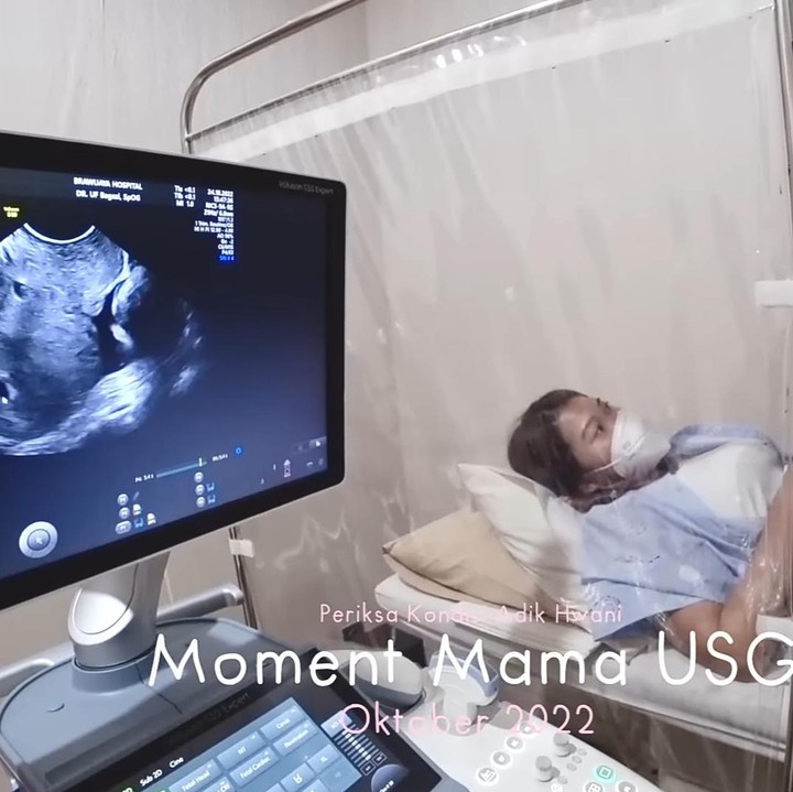 <p>Setelah melakukan proses USG, diketahui ternyata kandungan Bunda Tara sudah berusia 5 minggu lho, Bunda. Wah, turut senang ya! (Sumber: Youtube TaraWoni TV)</p>