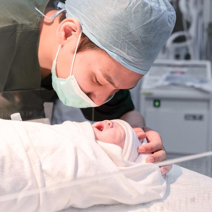 <p>Setelah penantian panjang, anak kedua Daehoon dan Julia lahir pada tanggal 2 Februari 2023. Momen mengharukan ini dibagikan mereka melalui postingan Instagramnya. (Sumber: Instagram @daehoon_na)</p>
