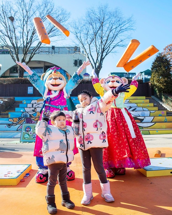 Suasana Everland di musim dingin tak kalah ramai dengan musim sebelumnya. Ada banyak badut dengan aneka kostum menarik untuk mengenalkan budaya Korea kepada pengunjung, seperti memainkan permainan tradisional 'yut'. (Foto: instagram.com.witheverland)