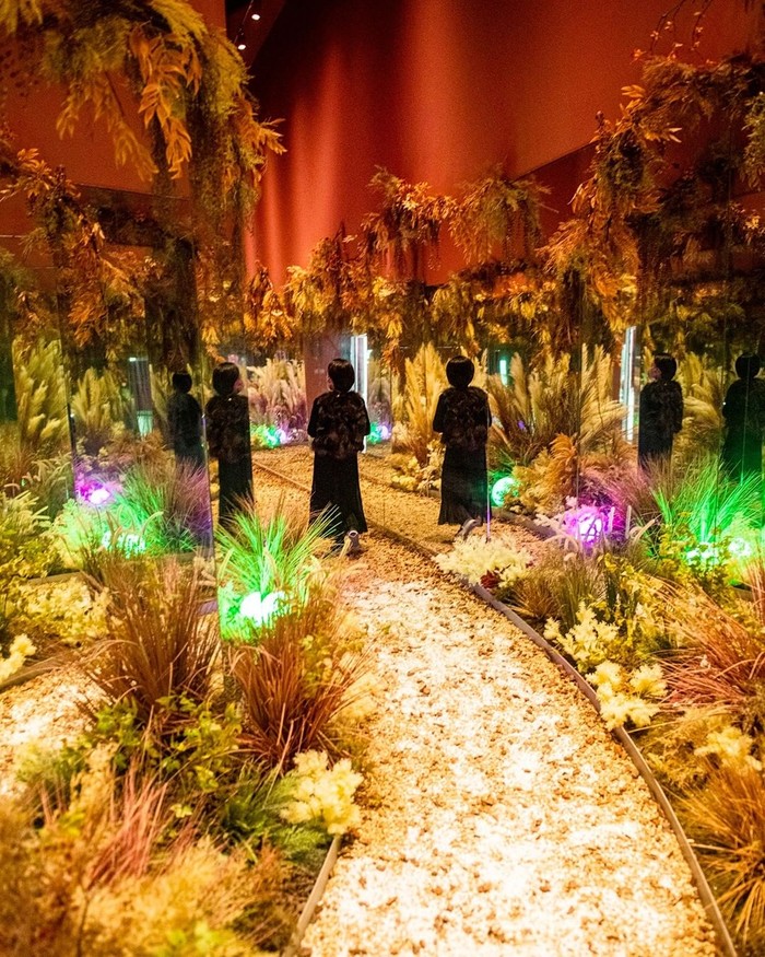 Taman dengan jalan setapak yang dikelilingi oleh cermin akan membuat Beauties serasa memasuki dunia fantasi baru. Mengesankan sekali, Beauties!. (Foto: instagram.com/witheverland)