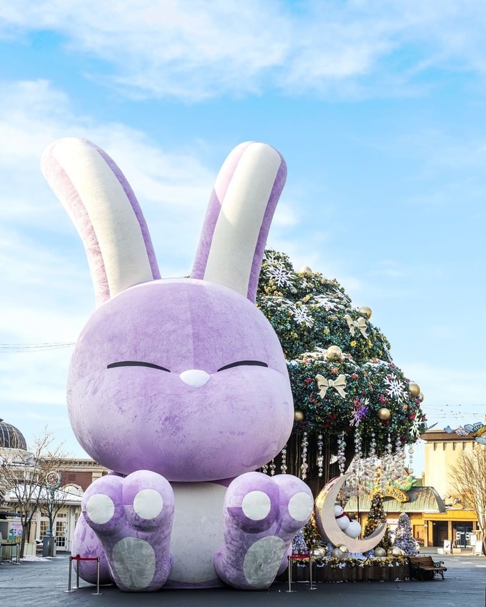 Taman hiburan Everland menambahkan patung raksasa kelinci yang menggemaskan di depan kawasan Magic Tree sehubungan dengan jatuhnya shio kelinci pada tahun 2023. (Foto: instagram.com/witheverland)