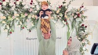 <p>Di momen spesial itu, Tri Goffarudin Pulungan tampak menggendong sang putra setinggi-tingginya. Ekspresi wajah Rafaizan bikin gemas, Bunda. Uut juga menuliskan harapannya sebagai orang tua. <em>"Mugi dedek rafa dados tiyang sing sabar atine,soleh pikolahe lan sareh tumindake.ugi dados putra sing saget berguna lan berbakti kagem agama,kedua ora tua lan berguna kagem nusa dan bangsa," t</em>ulisnya dalam bahasa Jawa. (Foto: Instagram @uutpermatasari)</p>