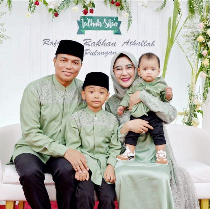 <p>Acara tedak siten putra Uut Permatasari dan Tri Goffarudin Pulungan berlangsung dengan penuh kebahagiaan. Putra sulung mereka, Rafif Athallah Pulungan yang lahir pada 2016 lalu juga hadir di acara ini. (Foto: Instagram @uutpermatasari)</p>
