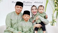 <p>Acara tedak siten putra Uut Permatasari dan Tri Goffarudin Pulungan berlangsung dengan penuh kebahagiaan. Putra sulung mereka, Rafif Athallah Pulungan yang lahir pada 2016 lalu juga hadir di acara ini. (Foto: Instagram @uutpermatasari)</p>