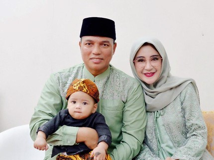 7 Potret Tedak Sinten Anak Uut Permatasari dan Suami Polisi, Ini Benda Pilihan Rafa di Kurungan