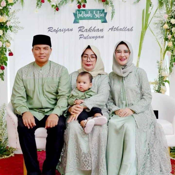 <p>Tak ketinggalan, nenek Rafif dan Rafa turut berbahagia menghadiri acara tedak siten sang cucu, lho. (Foto: Instagram @uutpermatasari)</p>