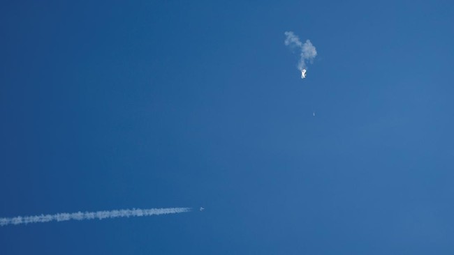 Presiden AS Joe Biden mengatakan memerintahkan menembak jatuh balon mata-mata China, Pentagon melakukannya ketika objek itu berada di atas air.