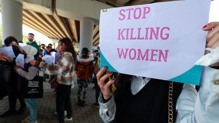 Iraqi women's rights activists lift placards during a rally near the Supreme Judicial Council in Baghdad on February 5, 2023, to protest the killing of Iraqi youtuber Tiba al-Ali by her father in Diwaniyah. - Al-Ali's death on January 31, has sparked outrage in Iraq, where so-called 
