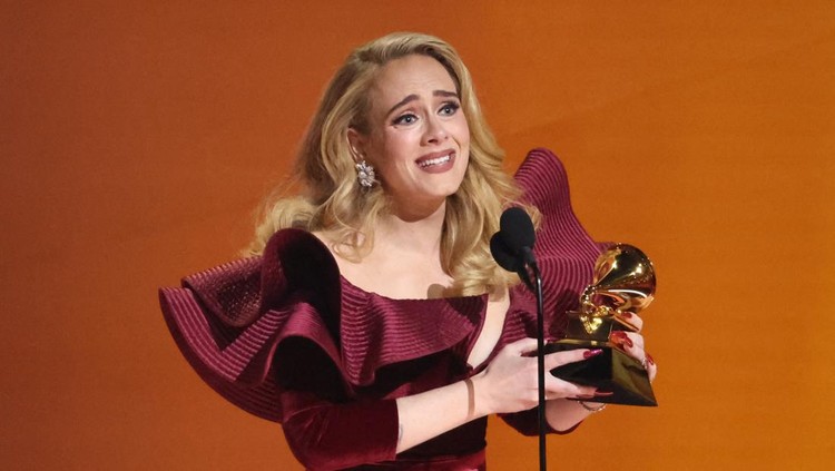 Adele accepts the award for Best Pop Solo Performance for 