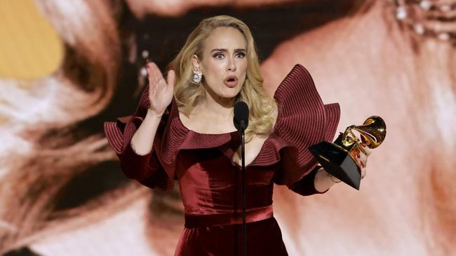 Adele bilang akan memburu siapa pun yang berani melempar barang ke dirinya.