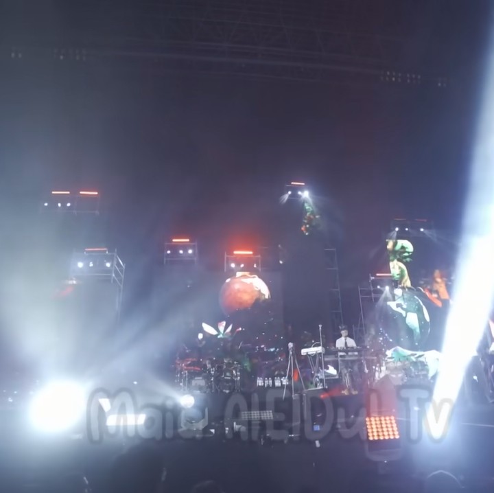 <p>Konser Dewa 19 bertajuk <em>Pesta Rakyat</em> berlangsung meriah pada Sabtu 4 Februari yang lalu. Terhitung, acara yang digelar di Jakarta Internasioal Stadium dihadiri hingga 75 ribu orang. (Foto: Instagram @YouTube MAIA ALELDUL TV)<br /><br /><br /></p>