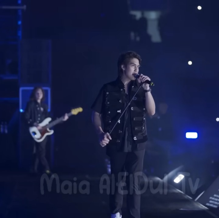 <p>Ketiga kakak beradik itu terlihat bersemangat dan all out saat membawa beberapa lagu andalan mereka, nih. Penampilan mereka juga sukses menghibur dan mendatan tepuk tangan dari penonton. (Foto: Instagram @YouTube MAIA ALELDUL TV)</p>