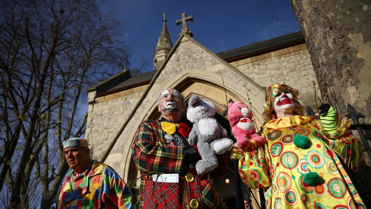 FOTO: Gelak Tawa Badut Ramaikan Gereja di London